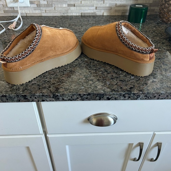 Tan Suede Women’s platform slip on - Picture 5 of 7